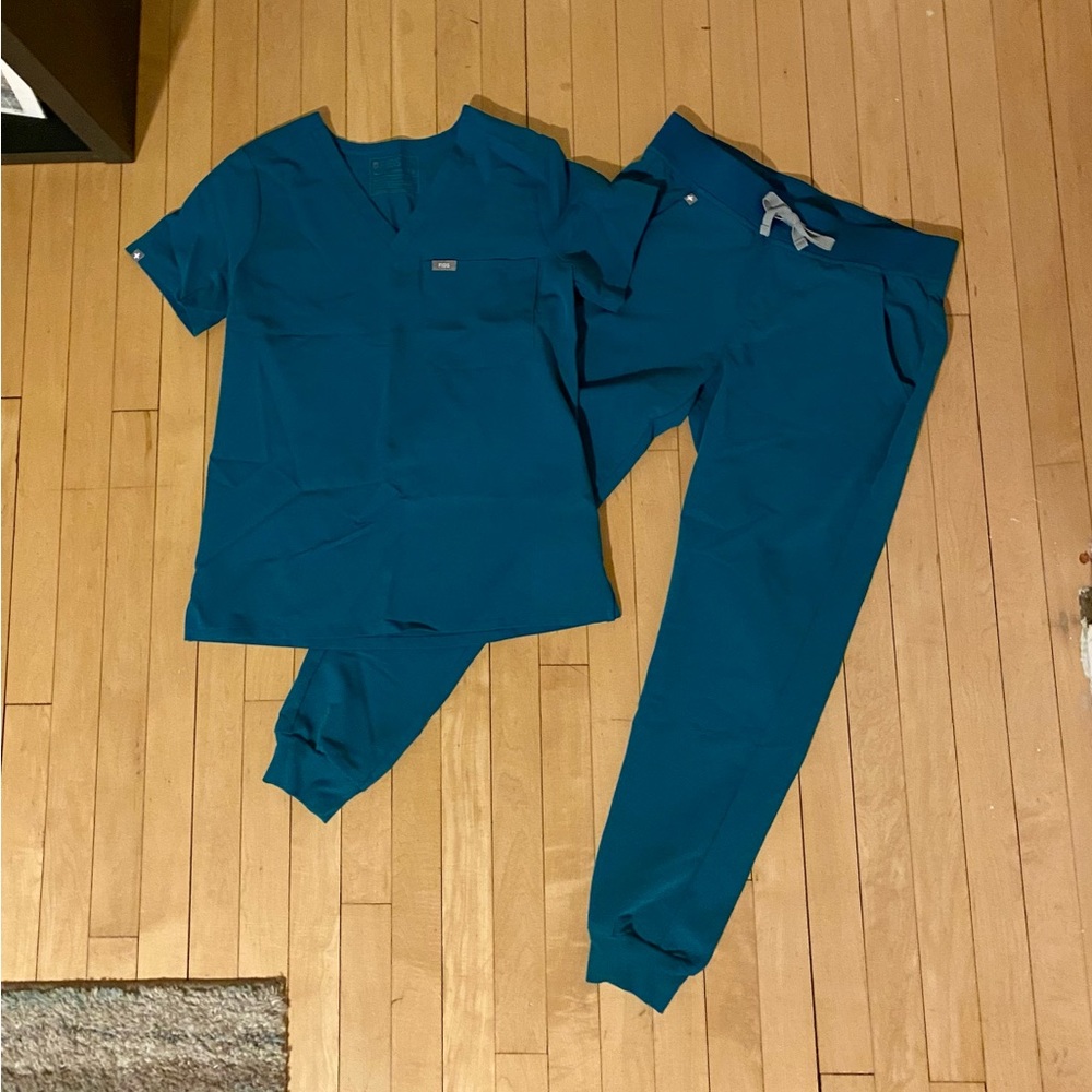 Figs Set in Pacific Blue- Zamora Jogger + Catarina Top